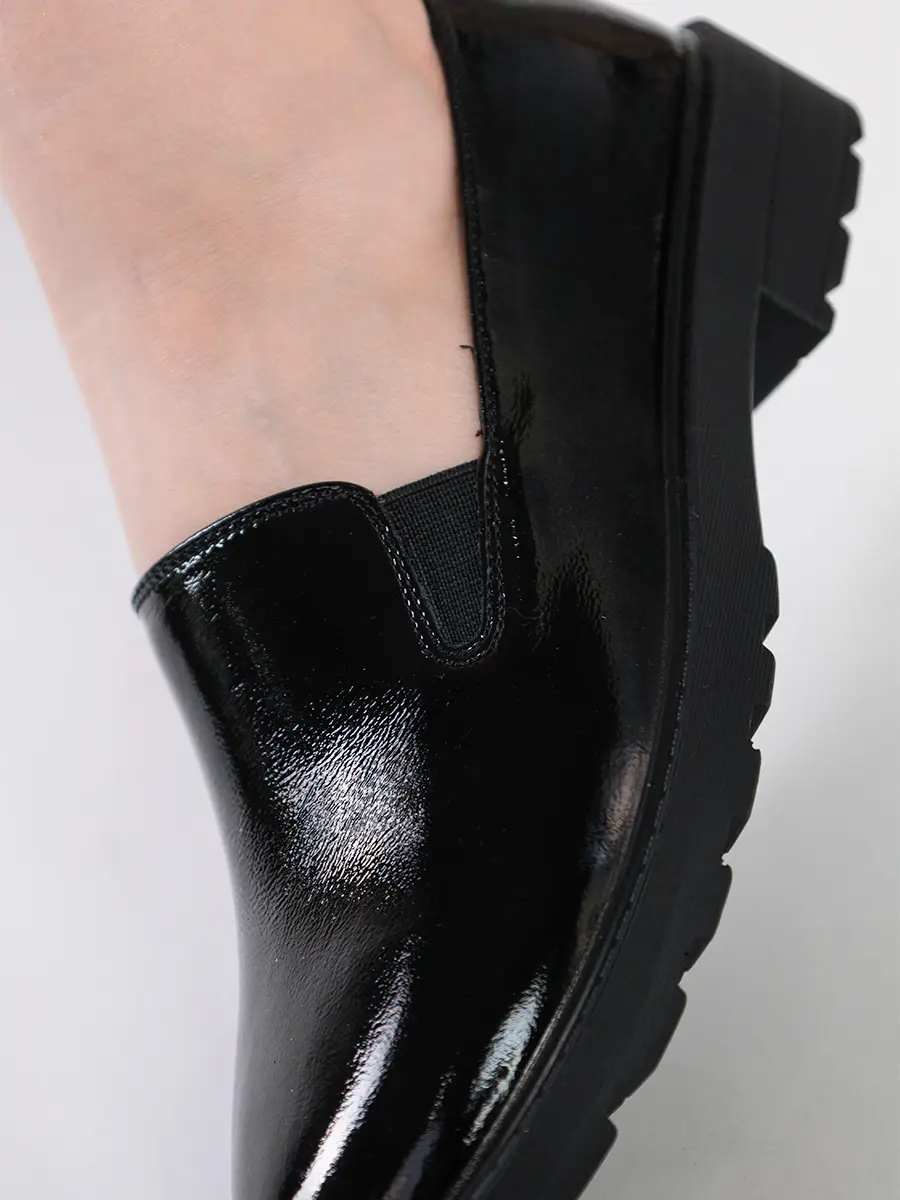 Туфли лакированные черного цвета с эластичными вставками